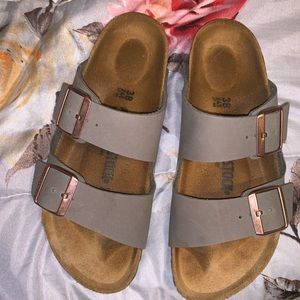 BIRKENSTOCK
ARIZONA SLIDE SANDAL
